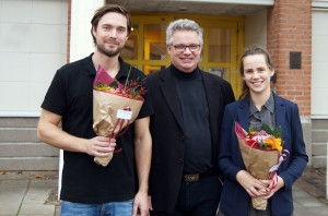 Patrik Lundberg och Sara Lundin tog emot priset för de två vinnande uppsatserna vid ett KEFU-seminarium den 12 november. I mitten KEFUs Mikael Hellström.